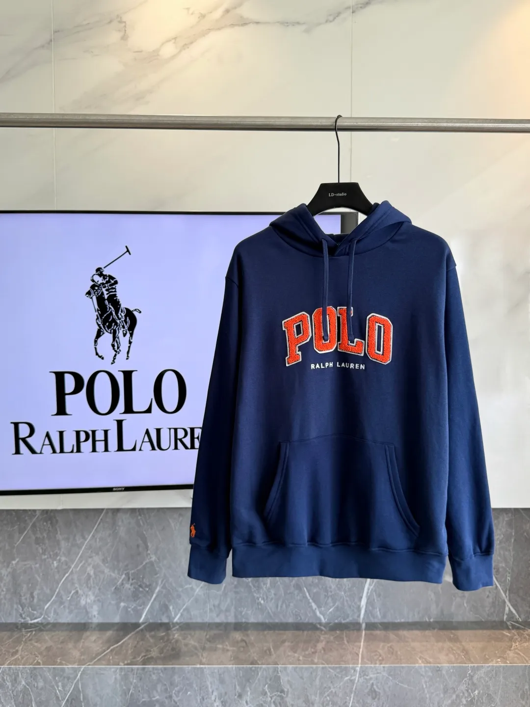 P250 𝗥𝗮𝗹𝗽𝗵 𝗟𝗮𝘂𝗿𝗲𝗻/Ralph Lauren🐎Towel embroidered hooded sweatshirt 380g Expo velvet hooded sweatshirt High-end official original one-to-one replica - customized original fabrics, accessories, hang tags, collar labels, and packaging are all made according to the original version to distinguish the cheap and wrong versions on the market This hooded sweatshirt is decorated with the simple style that represents Ralph Lauren and is paired with the classic Polo towel embroidery pattern, which is three-dimensional and full! The solid color fabric paired with exquisite embroidery instantly sets it off! Hooded sports design, loose and casual fit! The overall texture is very strong! Through the pictures, we can feel the thickness and texture of custom-woven and dyed threads. The workmanship is exquisite. They are shipped from major foreign trade factories. They are all made by masters with many years of experience. Everything is of high standards and requirements! Simple and versatile style ~ super delicate and soft, close to the body without being tied, all fabrics and accessories are original custom-made and of high quality! Perfectly reflects the brand’s sense of superiority! Standard cut, comfortable stretch, unrestricted movement! Highly practical, high-end and classy! Versatile style ~ can be paired with jeans or jogging pants. Ideal for transitioning from your morning commute to weekend events!  Color: Gray Blue Size: S-2XL